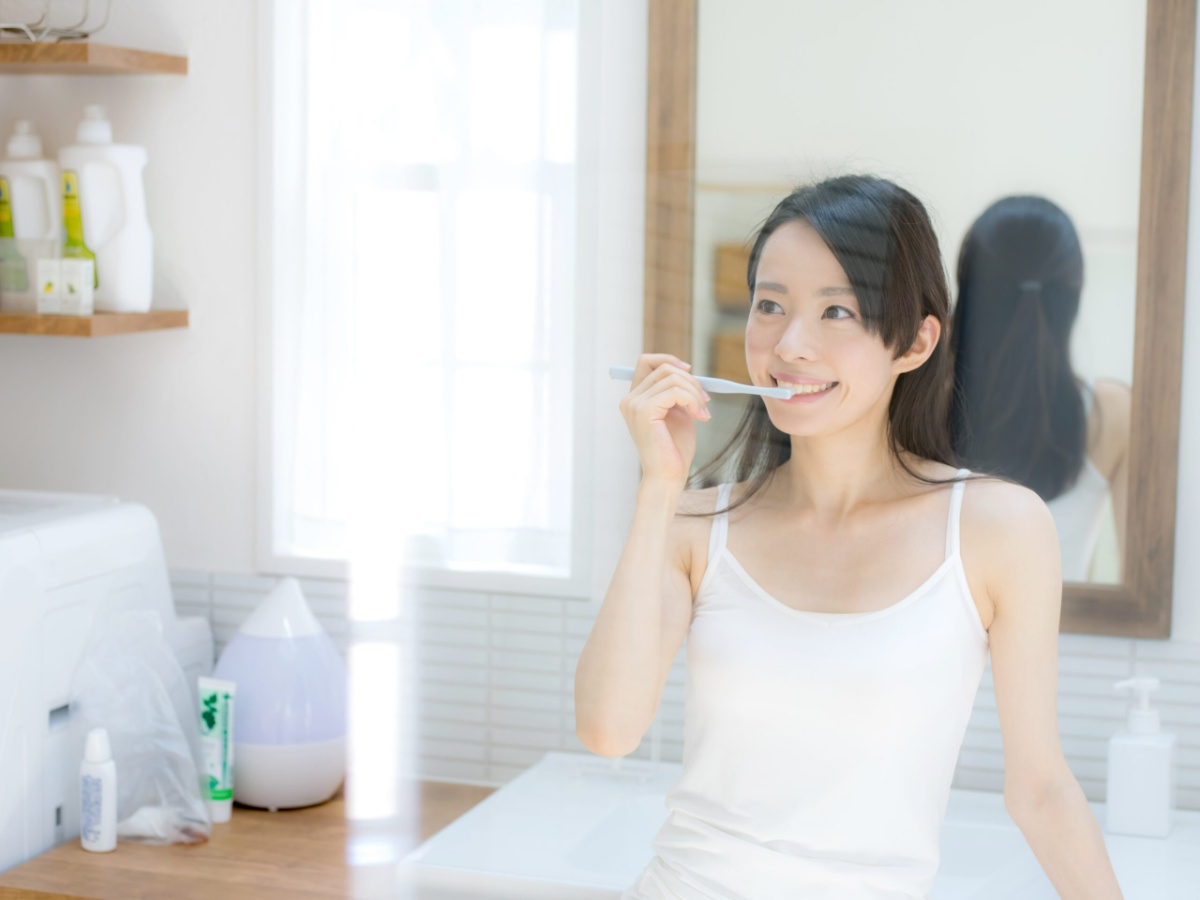 歯磨きを丁寧にする女性