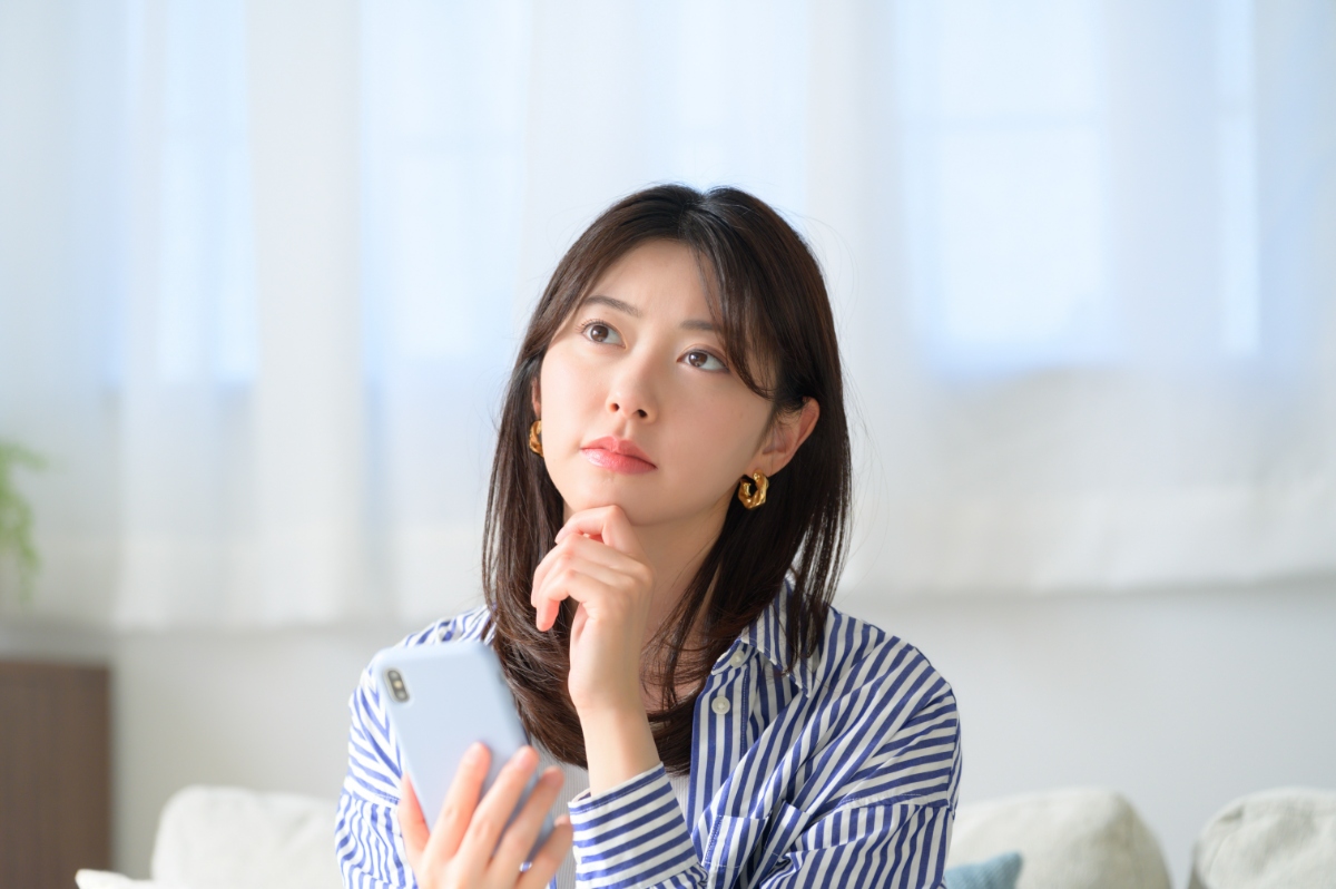 歯石を放置するとどうなるのかを考えている女性