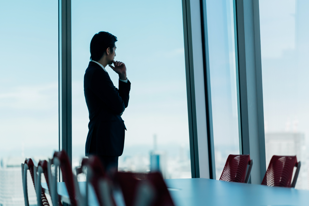 入れ歯を使うと喋りにくいのかを考えている男性