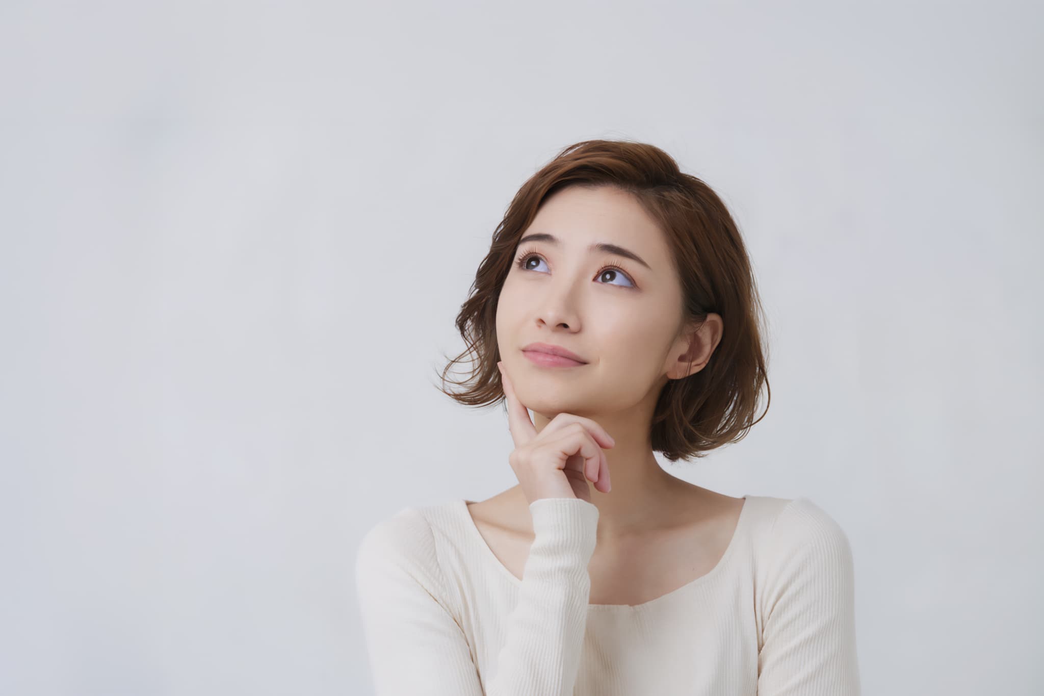 妊娠中でもホワイトニングは受けられるのか考える女性