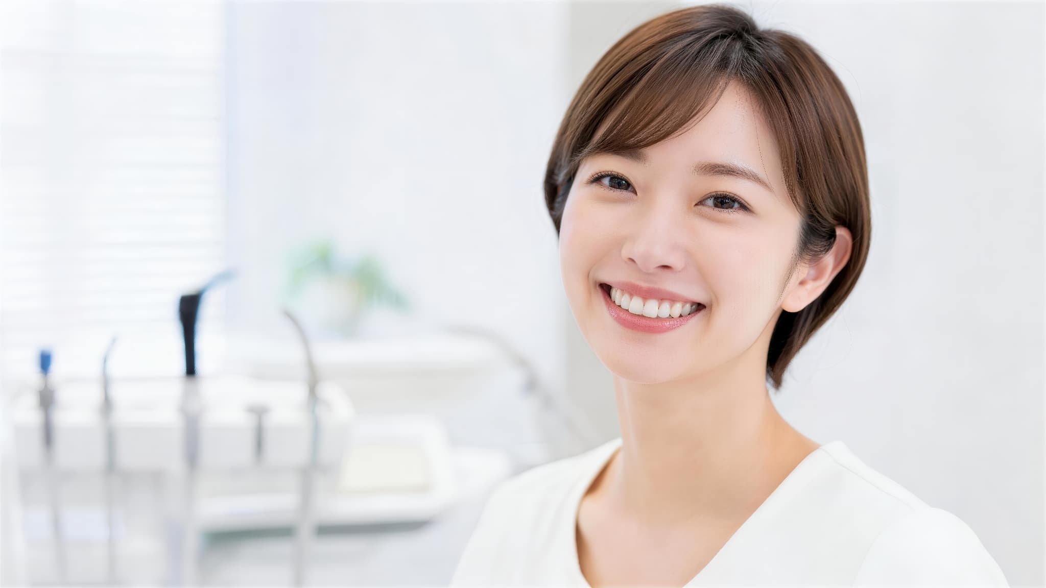 前歯をセラミックにした笑顔の女性