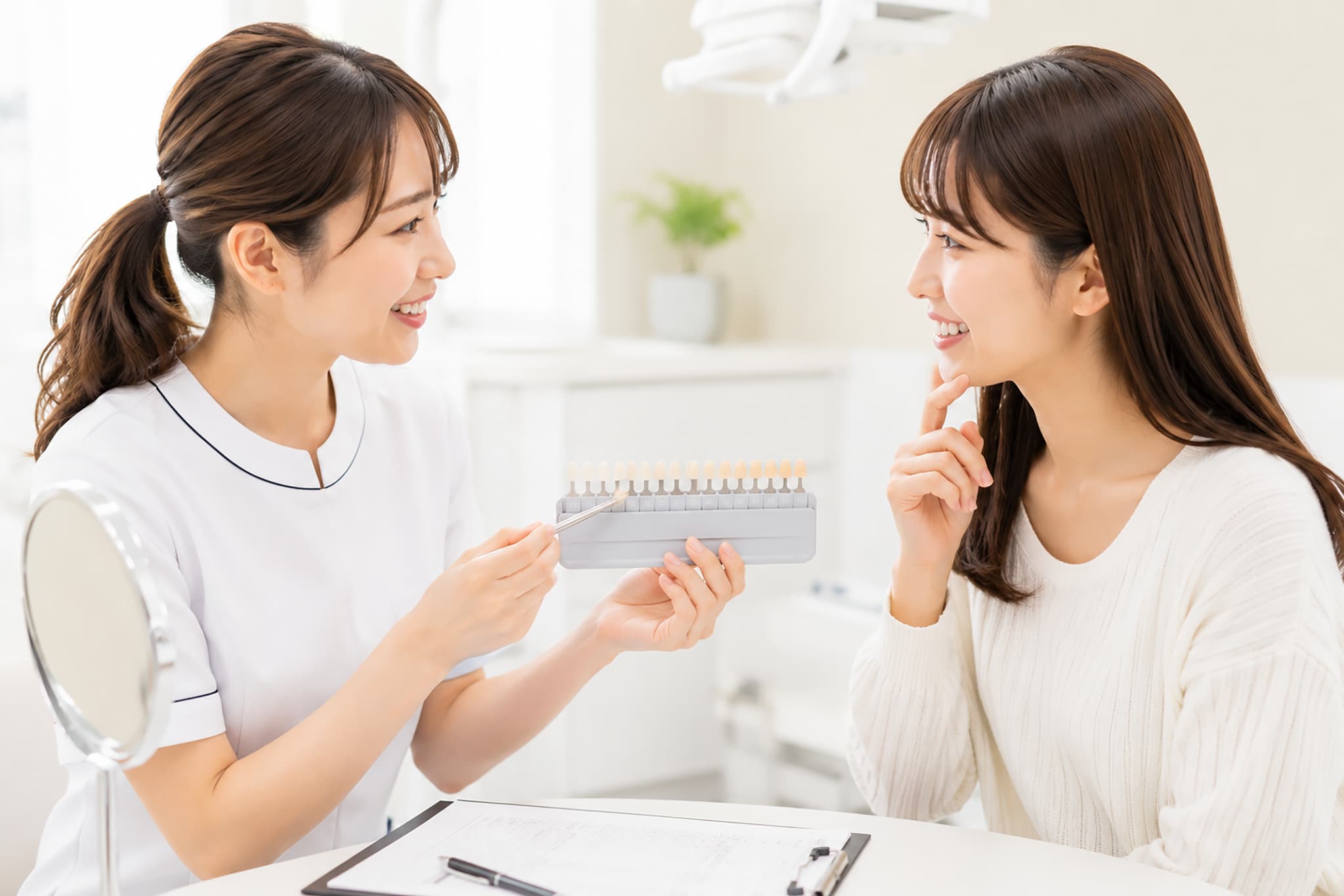 歯科医院でホワイトニングの相談をする様子